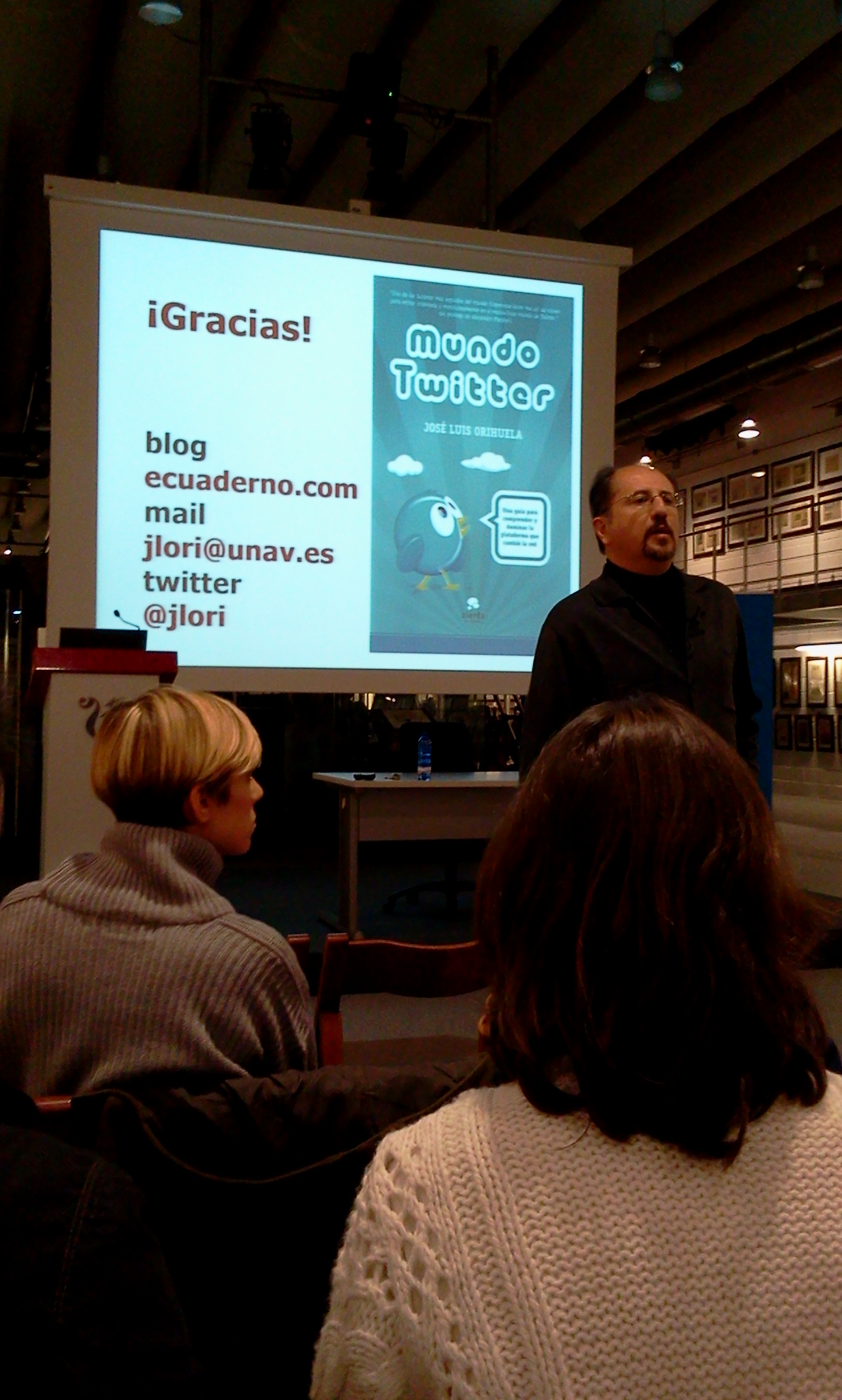 2011-11-04 12.56.20 Orihuela en una conferencia en Coruña