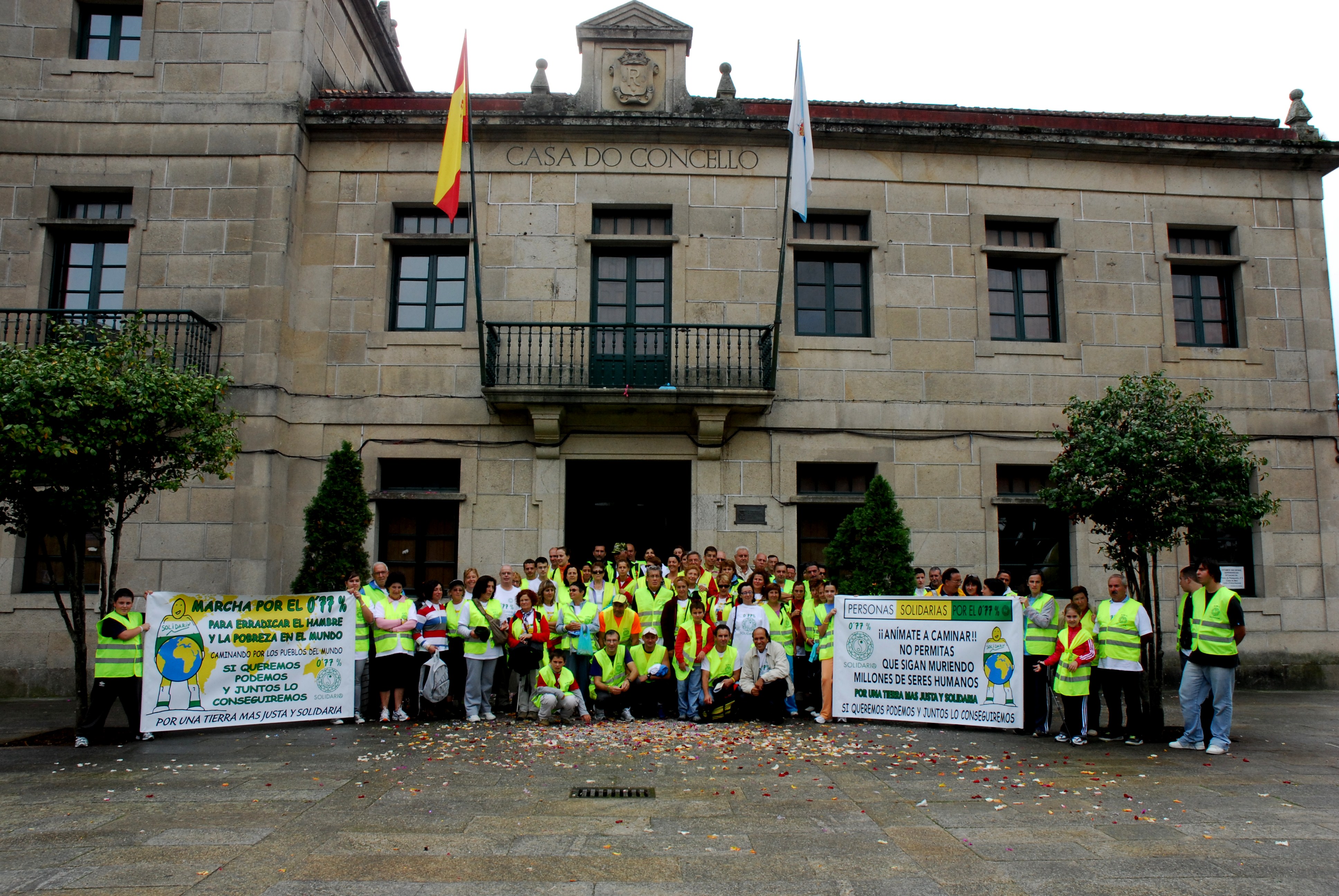 Marcha 0,77% Solidario y representantes Ayuntamiento Concello de Redondela