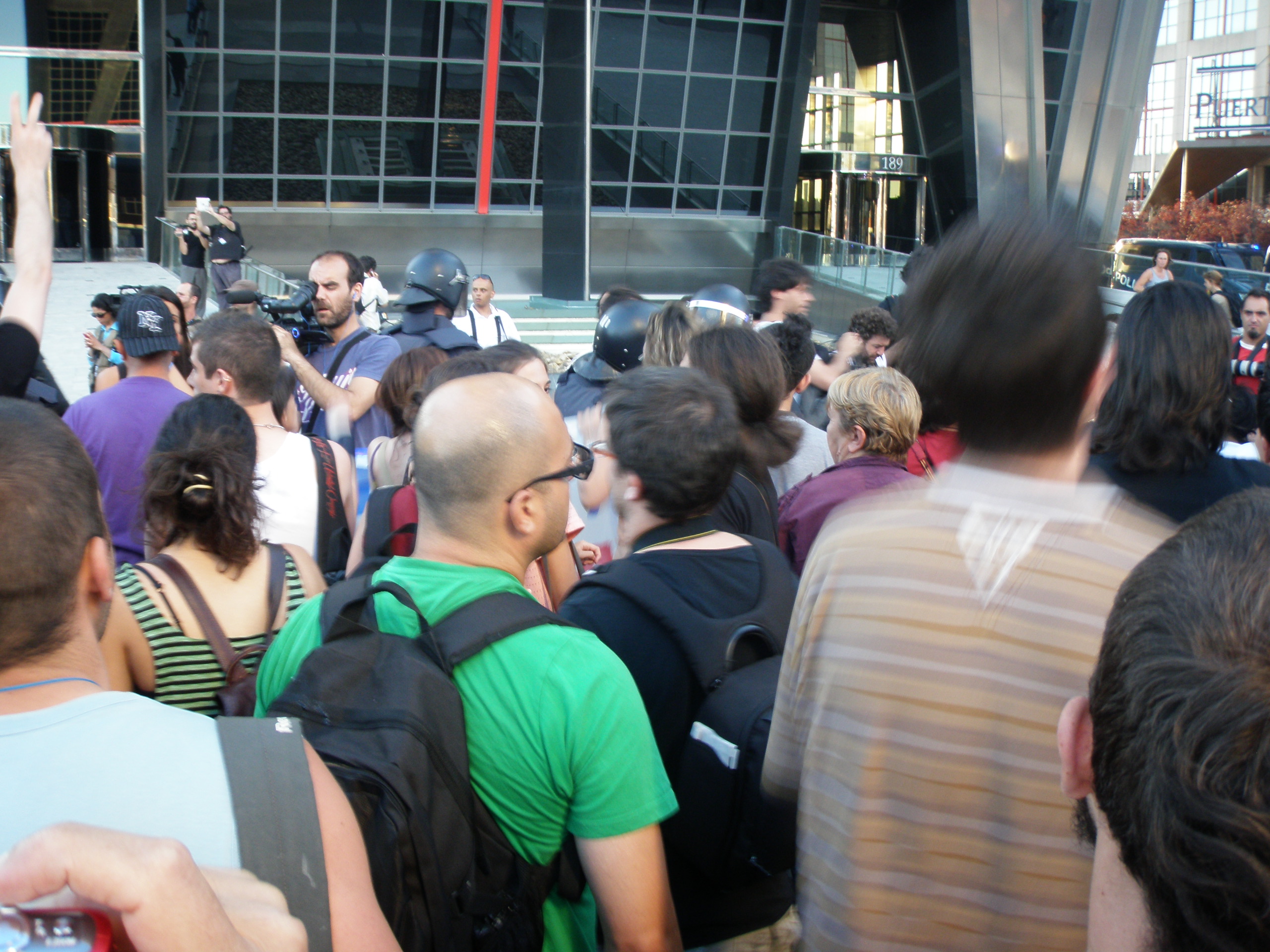 La marcha en las puertas de la Torre Kío de Bankia
