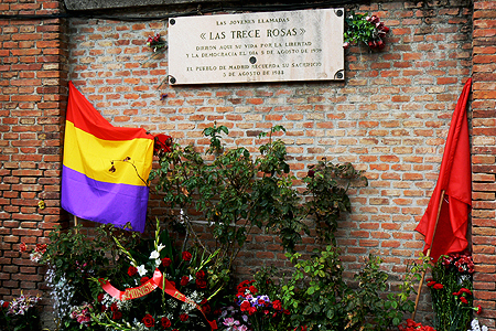 Placa en la tapia del cementerio de La Almudena, Trece Rosas