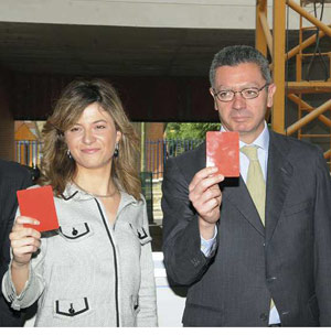 Bibiana Aído con Alberto Ruiz Gallardón en una campaña contra la violencia machista