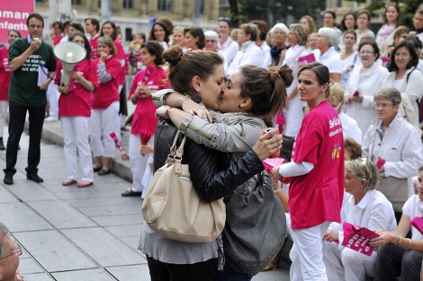 matrimonio homosexual, igualdad Dos valientes mujeres francesas se besan ante una protesta contra el matrimonio homosexual