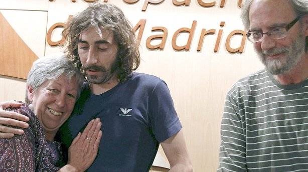 Victoria Brabo recibe a su hijo Manu después de ser liberado