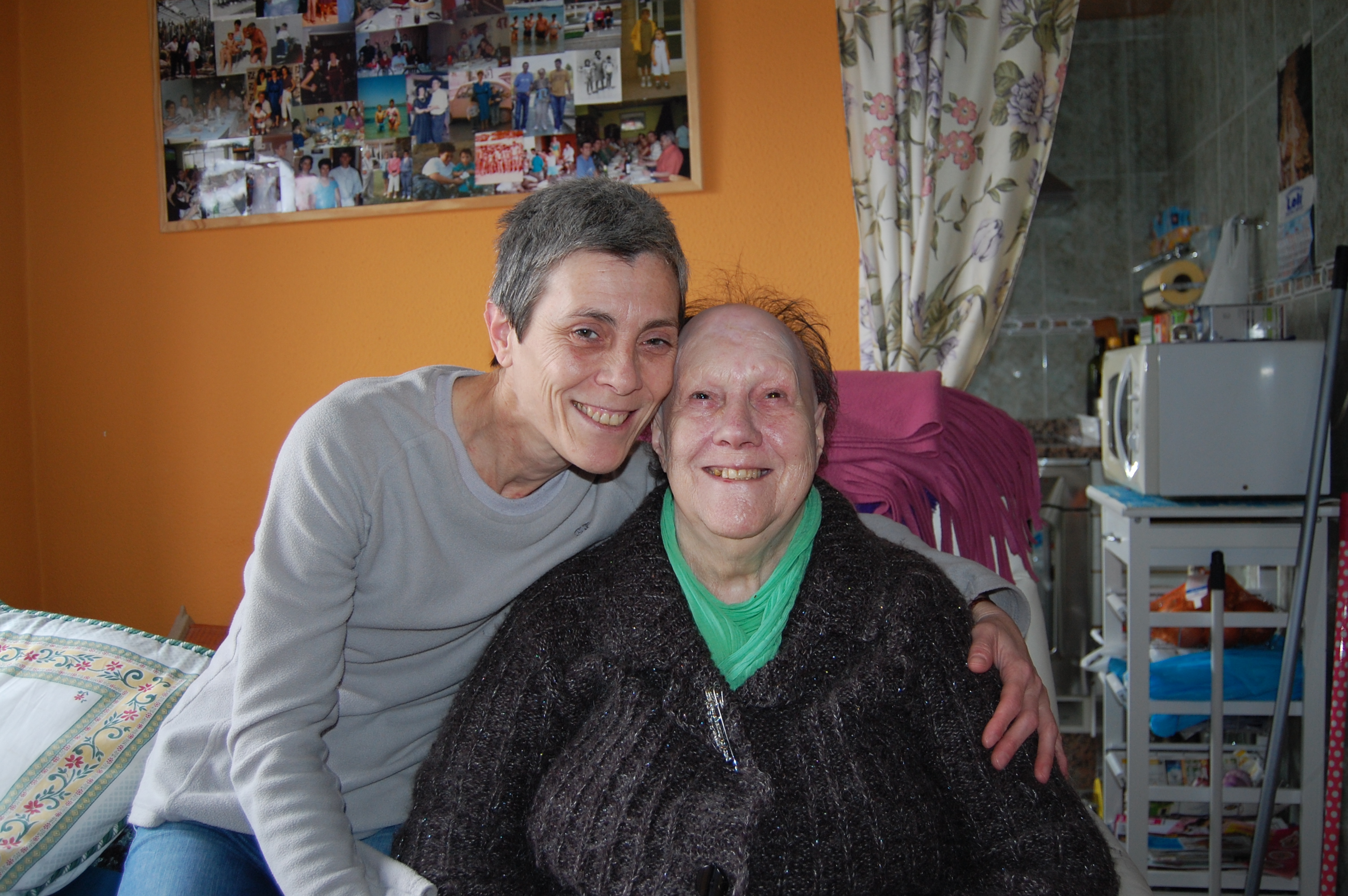 Lourdes con una de sus hijas. Cruz Roja