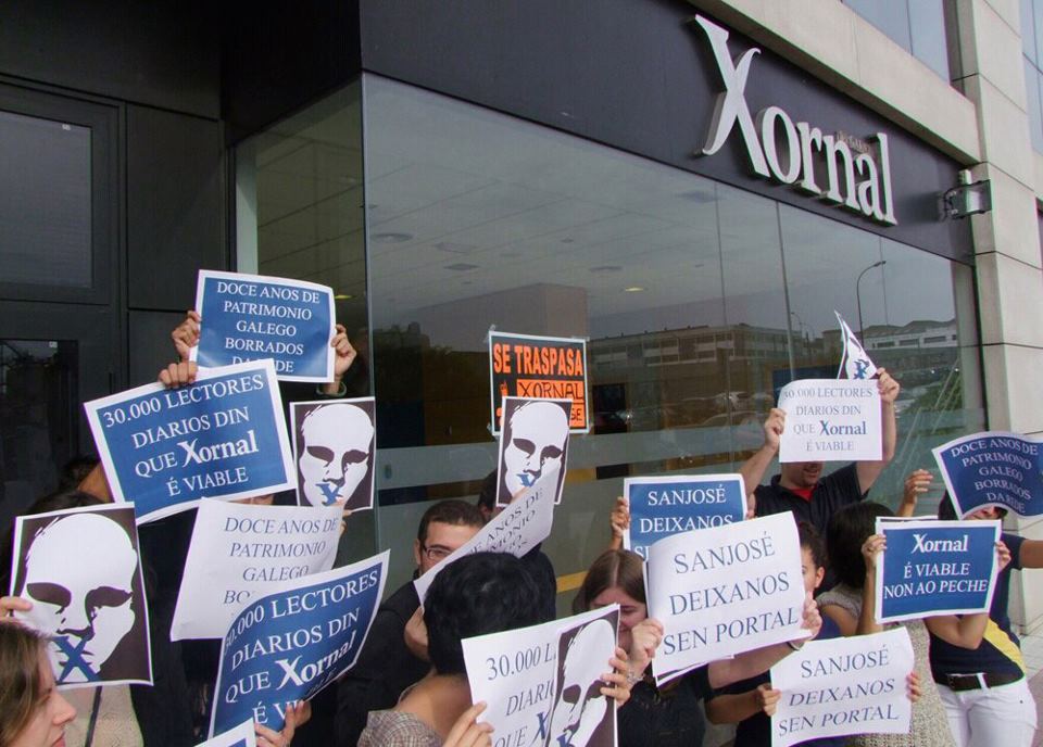Protestas de los trabajadores de Xornal de Galicia antes su cierre